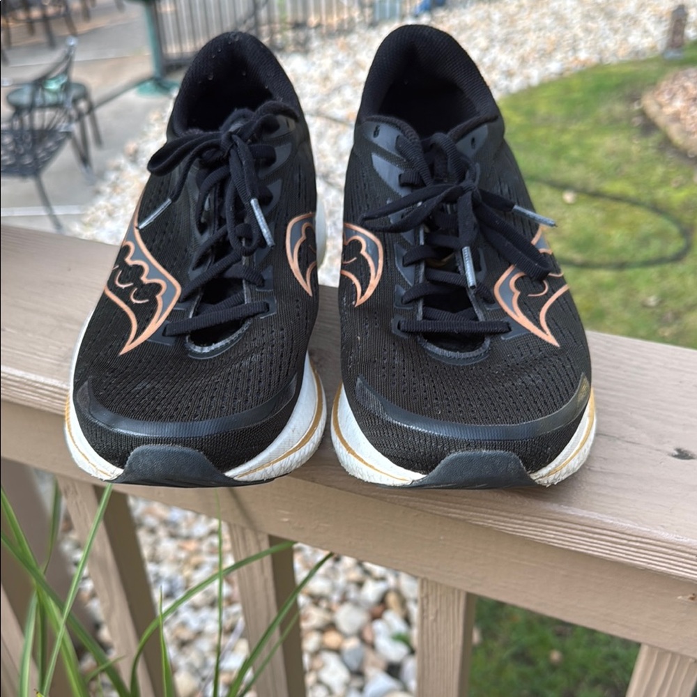 Endorphin power run Black and Gold Sneakers with Cushioned Midsole